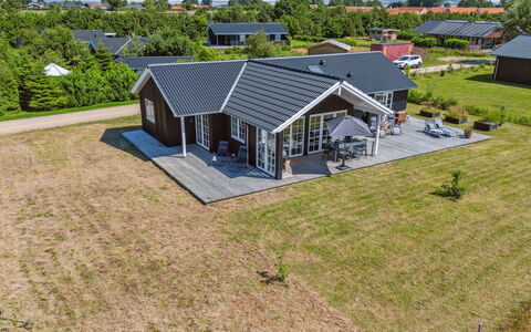 Annerose - 550M from the Sea: Lejlighed, Skygge, Altan, Stol, Hegn, Udendørs Møbler, Aluminium, Kunstgræs