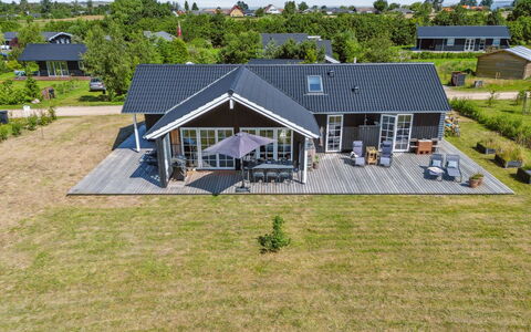 Annerose - 550M from the Sea: Lejlighed, Skygge, Altan, Stol, Hegn, Udendørs Møbler, Aluminium, Kunstgræs
