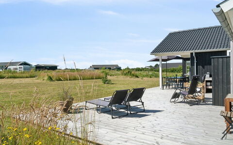 Annerose - 550M from the Sea: Lejlighed, Skygge, Altan, Stol, Hegn, Udendørs Møbler, Aluminium, Kunstgræs