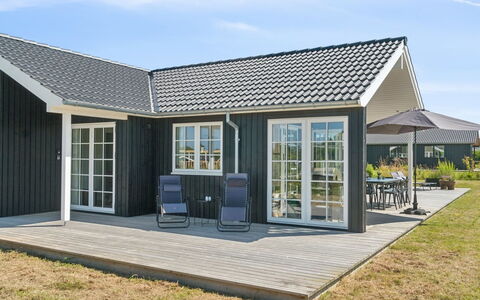 Annerose - 550M from the Sea: Lejlighed, Skygge, Altan, Stol, Hegn, Udendørs Møbler, Aluminium, Kunstgræs