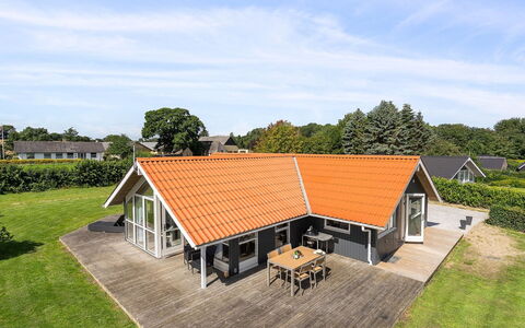 Aarne - 300M from the Sea: Sommerhus, Hjem, Hus, Tag, Veranda, Estate, Sidespor, Garden Bygninger, Stuehus, Gård