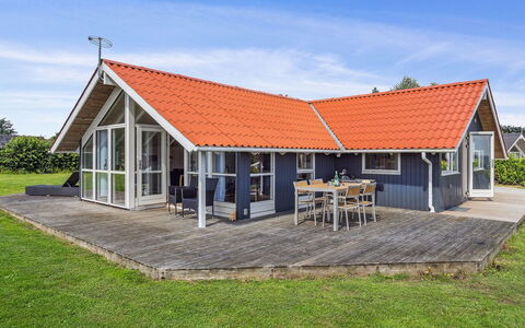 Aarne - 300M from the Sea: Sommerhus, Hjem, Hus, Tag, Veranda, Estate, Sidespor, Garden Bygninger, Stuehus, Gård