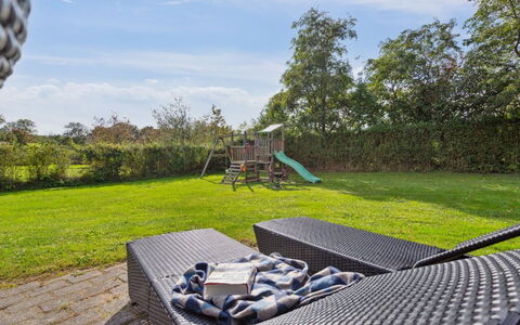 Frosina - 300M from the Sea: Plantesamfund, Sollys, Urteagtig Plante, Have, Plantation, Landbrug, Farm
