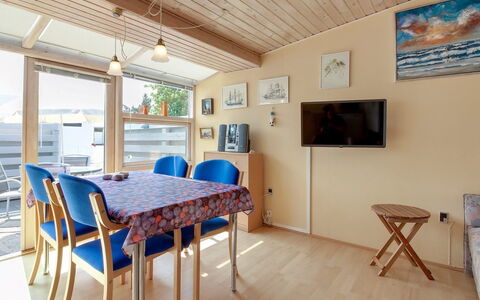 Genadij - 1Km from the Sea: Træ, Møbel, Etage, Indretning, Gulvbelægning, Loft, Trægulve, Dør, Bejdse, Stol