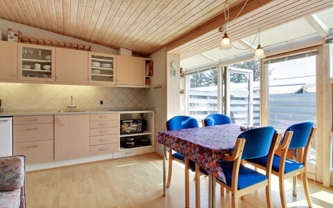 Genadij - 1Km from the Sea: Tag, Sommerhus, Hjem, Skygge, Sidespor, Stuehus, Veranda, Udendørs Struktur, Garden Bygninger
