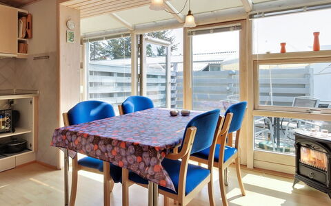Genadij - 1Km from the Sea: Træ, Tag, Arkitektur, Hjem, Hus, Sommerhus, Sidespor, Hårdttræ, Hældning, Estate