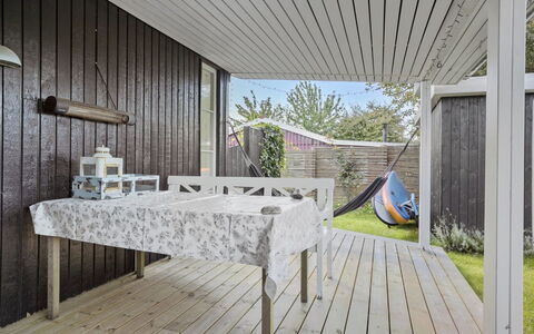 Sinika - 400M from the Sea: Loft, Gulvbelægning, Indretning, Etage, Kompositmateriale, Møbel, Udvej, Hotel, Design, Dagslys