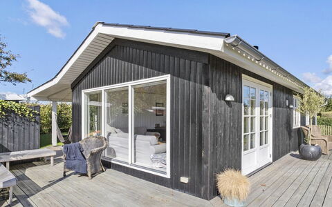 Sinika - 400M from the Sea: Loft, Gulvbelægning, Indretning, Etage, Kompositmateriale, Møbel, Udvej, Hotel, Design, Dagslys