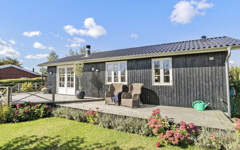Sinika - 400M from the Sea: Loft, Gulvbelægning, Indretning, Etage, Kompositmateriale, Møbel, Udvej, Hotel, Design, Dagslys