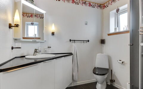 Amely - 500M from the Sea: Sanitærarmatur, Indretning, Badeværelse, Håndvask, Gulvbelægning, Tap, Loft, Vvs, Badeværelsesvask, Etage