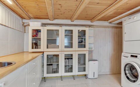 Amely - 500M from the Sea: Gulvbelægning, Træ, Etage, Indretning, Loft, Større Bandage, Belysning, Værelse, Køkken, Cabinetry