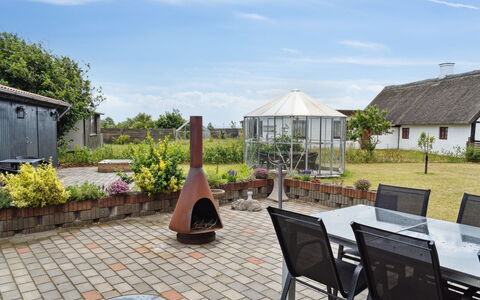 Amely - 500M from the Sea: Tag, Have, Møbel, Land Lot, Sky, Sommerhus, Blomsterkrukke, Hjem, Udendørs Møbler