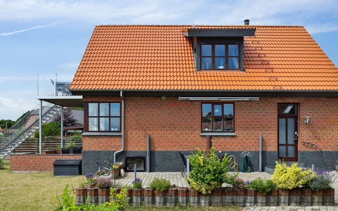 Amely - 500M from the Sea: Bygning, Vindue, Tag, Hus, Hjem, Facade, Boligområde, Mursten, Arkitektur, Murværk