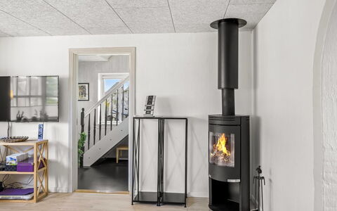 Amely - 500M from the Sea: Gulvbelægning, Etage, Indretning, Hearth, Brændeovn, Loft, Trægulve, Stue, Naturmateriale