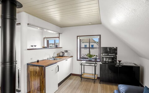 Amely - 500M from the Sea: Gulvbelægning, Indretning, Træ, Loft, Etage, Møbel, Værelse, Belysning, Køkken, Trægulve