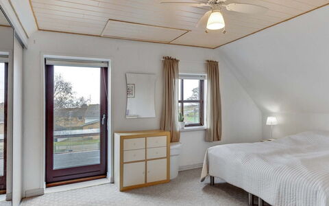 Amely - 500M from the Sea: Indretning, Gulvbelægning, Træ, Etage, Loft, Møbel, Soveværelse, Seng, Værelse, Belysning