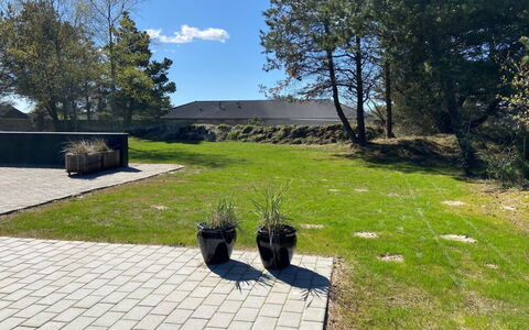 Barba - 2Km from the Sea: Græs, Busk, Have, Land Lot, Lawn, Bunddække, Flise, Skygge, Landscaping