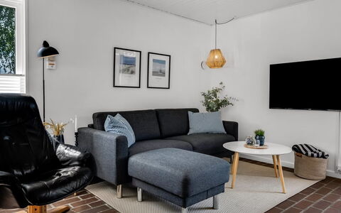 Barba - 2Km from the Sea: Møbel, Couch, Indretning, Stue, Gulvbelægning, Etage, Lejlighed, Belysning, Værelse