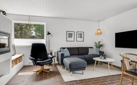 Barba - 2Km from the Sea: Møbel, Indretning, Couch, Væg, Gulvbelægning, Stue, Træ, Loft, Etage, Belysning