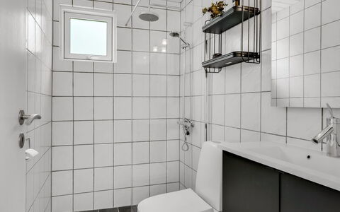 Barba - 2Km from the Sea: Badeværelse, Sanitærarmatur, Væg, Gulvbelægning, Indretning, Toiletbræt, Toilet, Etage, Håndvask, Vvs