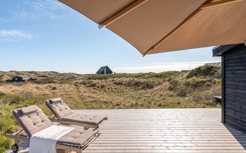 Felis - 200M from the Sea: Sommerhus, Hjem, Hus, Tag, Veranda, Estate, Sidespor, Garden Bygninger, Stuehus, Gård