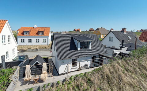 Alberta - 50M from the Sea: Bygning, Tag, Hus, Boligområde, Hjem, Arkitektur, Sky, Sommerhus, Hældning, Forstad