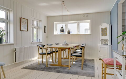 Alberta - 50M from the Sea: Gulvbelægning, Møbel, Indretning, Træ, Etage, Loft, Trægulve, Spisestue, Hjem, Lysarmatur