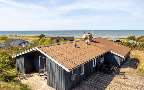 Frender - 150M from the Sea: Træ, Hjem, Kompositmateriale, Dør, Sommerhus, Skygge, Sidespor, Hårdttræ, Bejdse