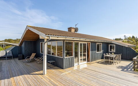 Frender - 150M from the Sea: Træ, Hjem, Kompositmateriale, Dør, Sommerhus, Skygge, Sidespor, Hårdttræ, Bejdse