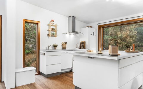Felia - 500M from the Sea: Køkken, Countertop, Køkken Apparat, Indretning, Cabinetry, Gulvbelægning, Møbel, Husholdningsapparat, Træ, Større Bandage