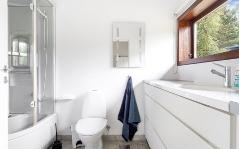 Felia - 500M from the Sea: Gulvbelægning, Badeværelse, Indretning, Sanitærarmatur, Etage, Væg, Toilet, Håndvask, Tap, Badeværelsesskab