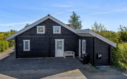 Zişan - 1.1Km from the Sea: Bygning, Hus, Vindue, Hjem, Tag, Boligområde, Busk, Sommerhus, Land Lot