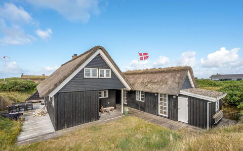 Christensen - 100M from the Sea: Tag, Arkitektur, Sommerhus, Hus, Hjem, Tækning, Hytte, Hældning, Landsby