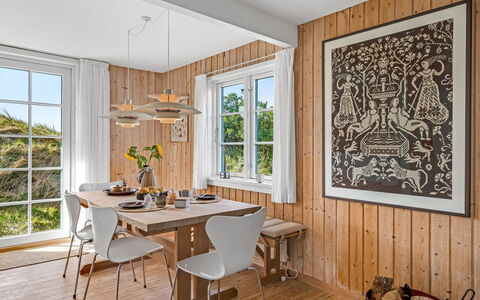 Christensen - 100M from the Sea: Møbel, Gulvbelægning, Indretning, Etage, Træ, Trægulve, Spisestue, Loft, Bord, Køkken & Spisebord
