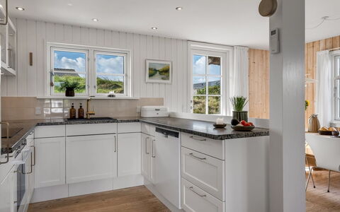 Christensen - 100M from the Sea: Køkken, Countertop, Gulvbelægning, Indretning, Køkken Apparat, Cabinetry, Møbel, Træ, Større Bandage, Etage