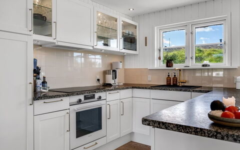 Christensen - 100M from the Sea: Køkken, Køkken Apparat, Countertop, Cabinetry, Større Bandage, Indretning, Gulvbelægning, Træ, Husholdningsapparat, Møbel