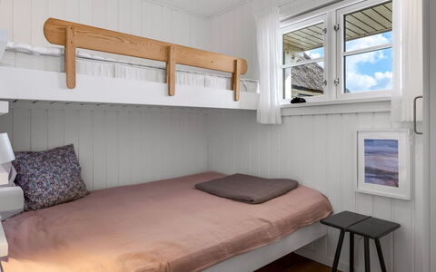 Christensen - 100M from the Sea: Soveværelse, Træ, Seng, Etage, Gulvbelægning, Indretning, Køjeseng, Sengetøj, Sengetøj, Bed Frame