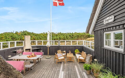 Christensen - 100M from the Sea: Træ, Arkitektur, Hjem, Veranda, Dæk, Hårdttræ, Planke, Sommerhus, Trappe, Skygge