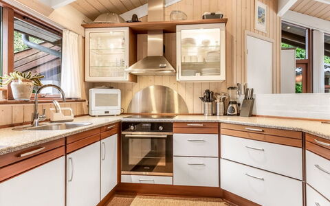 Leevi - 150M from the Sea: Køkken, Indretning, Countertop, Træ, Gulvbelægning, Cabinetry, Køkken Apparat, Møbel, Loft, Etage