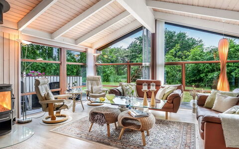 Leevi - 150M from the Sea: Møbel, Indretning, Træ, Couch, Loft, Stue, Gulvbelægning, Stol, Etage, Hjem