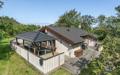 Leevi - 150M from the Sea: Træ, Tag, Hus, Hjem, Sommerhus, Veranda, Dæk, Estate, Skygge, Sidespor