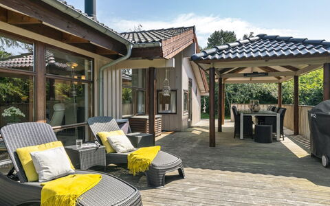 Leevi - 150M from the Sea: Svømmepøl, Udendørs Møbler, Møbel, Udvej, Flise, Eco Hotel, Skygge, Stol, Fritid, Estate