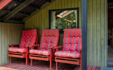 Elfrieda - 1.6Km from the Sea: Træ, Møbel, Hårdttræ, Bejdse, Dør, Stol, Sommerhus, Planke, Veranda, Udendørs Møbler
