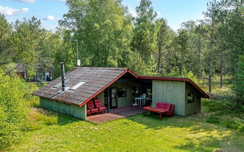 Elfrieda - 1.6Km from the Sea: Svømmepøl, Udendørs Møbler, Møbel, Udvej, Flise, Eco Hotel, Skygge, Stol, Fritid, Estate