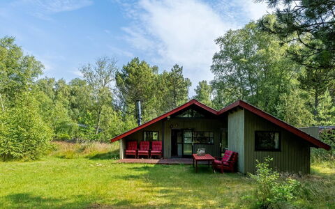 Elfrieda - 1.6Km from the Sea: Svømmepøl, Udendørs Møbler, Møbel, Udvej, Flise, Eco Hotel, Skygge, Stol, Fritid, Estate
