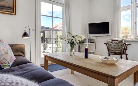 Fria - 500M from the Sea: Møbel, Indretning, Gulvbelægning, Etage, Couch, Stue, Bord, Værelse, Loft, Lejlighed