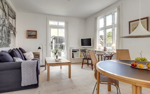 Fria - 500M from the Sea: Møbel, Gulvbelægning, Indretning, Etage, Træ, Loft, Stue, Stol, Bord, Trægulve