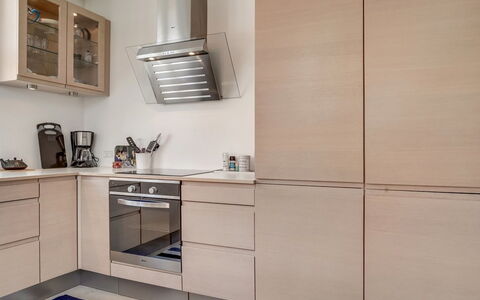 Fria - 500M from the Sea: Cabinetry, Møbel, Køkken, Køkken Apparat, Gulvbelægning, Countertop, Træ, Indretning, Større Bandage, Husholdningsapparat