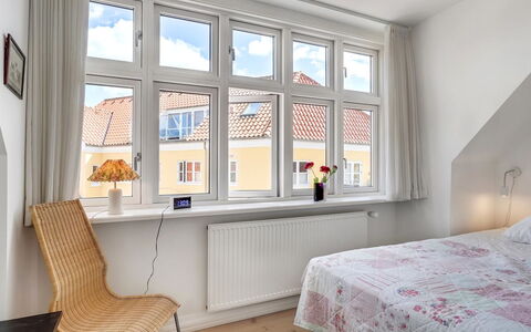 Fria - 500M from the Sea: Indretning, Træ, Soveværelse, Seng, Etage, Gulvbelægning, Loft, Værelse, Lejlighed, Sengetøj