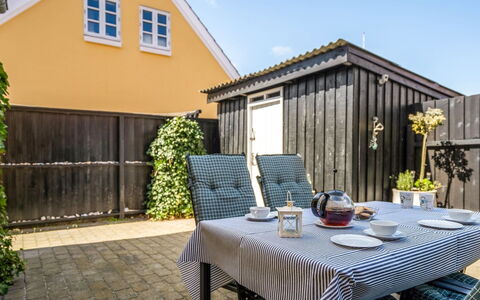 Fria - 500M from the Sea: Møbel, Hjem, Dør, Udendørs Møbler, Sommerhus, Stol, Blomsterkrukke, Have, Gård, Skygge